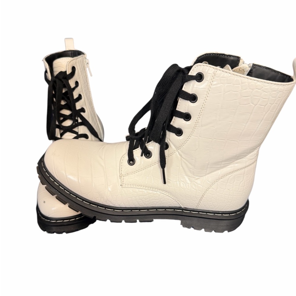 Woman’s 2020 In White Combat boots Size 9. Tortoise shell print. EUC! Durable!